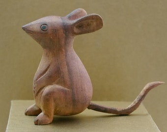 Sculpté à la main belle figure animale de décoration en bois miniature de souris. Idéal comme pièce de salon décoratif ou comme décoration d’étagère.