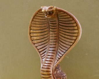 Hand carved beautiful decorative wooden miniature cobra animal figurine. Ideal as a living room decorative figure or as a shelf decoration.