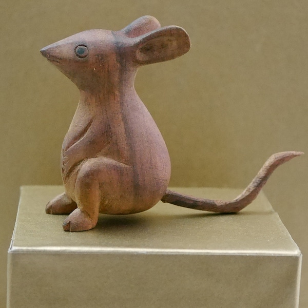 Hand carved beautiful decoration wood miniature mouse animal figure. Ideal as a living room decoration figure or as a shelf decoration.