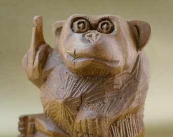 Bella decorazione intagliata a mano in legno scimmia scimmia in miniatura figura animale. Stiky dito. Ideale come figura decorativa del soggiorno o come decorazione di scaffali.