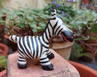 Von Hand geschnitzte wunderschön bemalte deko Holz Miniatur Zebra Tierfigur. Ideal als Wohnzimmer deko Figur oder als Regaldekoration.