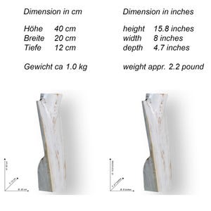 Puede incluir: Escultura de madera blanca envejecida con vetas visibles. Mide aproximadamente 40 cm de alto, 20 cm de ancho y 12 cm de profundidad, con un peso de 1 kg. Las dimensiones tambi&eacute;n se indican en pulgadas: 15,8" x 8" x 4,7".