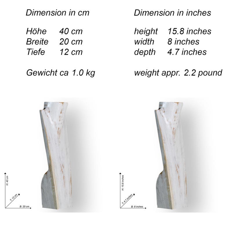 Puede incluir: Escultura de madera blanca envejecida con vetas visibles. Mide aproximadamente 40 cm de alto, 20 cm de ancho y 12 cm de profundidad, con un peso de 1 kg. Las dimensiones tambi&eacute;n se indican en pulgadas: 15,8" x 8" x 4,7".
