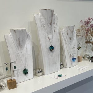 Elegante busto para joyas - soporte para joyas - soporte para collares - expositor de joyas hecho de madera blanca envejecida en tres tamaños. imagen 8