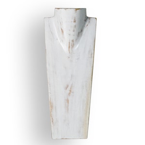 Puede incluir: Un expositor de joyas de madera blanca con un acabado envejecido. El expositor tiene forma de busto, con una base plana y una parte superior en forma de cuello. La veta de la madera es visible a trav&eacute;s de la pintura blanca.
