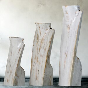 Puede incluir: Un juego de tres tazas de cer&aacute;mica con un acabado moteado y mate. Las tazas son de color crema, marr&oacute;n claro y marr&oacute;n oscuro. Cada taza tiene un dise&ntilde;o simple y minimalista.