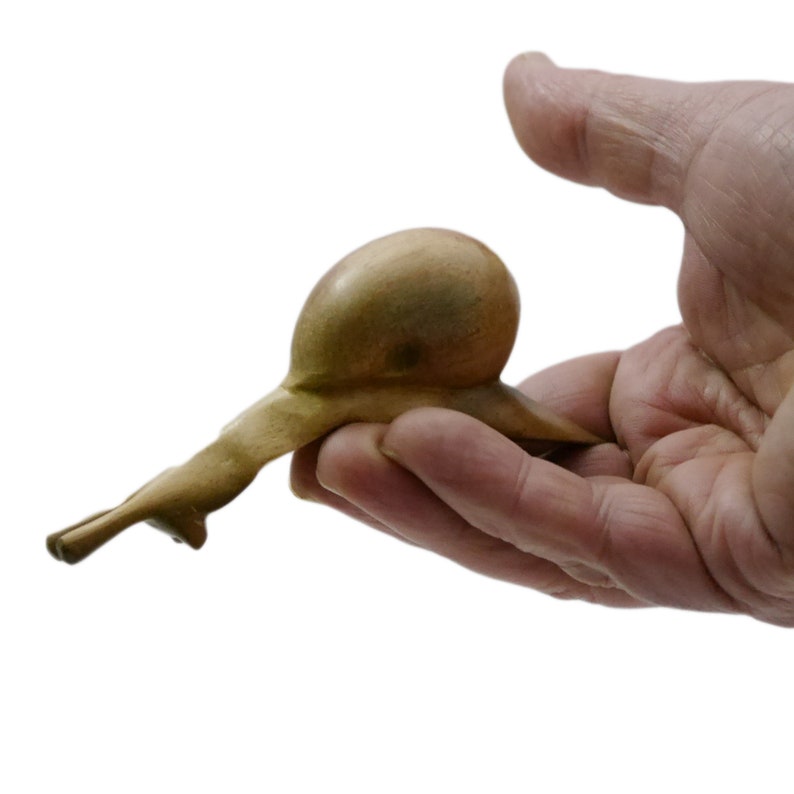 Preciosa figura decorativa de animal caracol de madera tallada a mano. Ideal como taburete decorativo en tu lugar favorito. imagen 2
