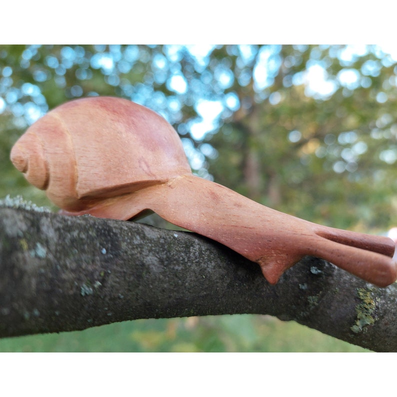 Preciosa figura decorativa de animal caracol de madera tallada a mano. Ideal como taburete decorativo en tu lugar favorito. imagen 6
