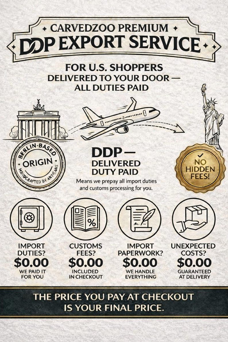 Op de afbeelding: Een advertentie voor Carvedzoo Premium DDP Export Service, met tekst en illustraties. De afbeelding benadrukt "Delivered Duty Paid" voor Amerikaanse shoppers, zonder verborgen kosten. Pictogrammen vertegenwoordigen invoerrechten, douanekosten, papierwerk en onverwachte kosten, allemaal voor &euro;0,00.