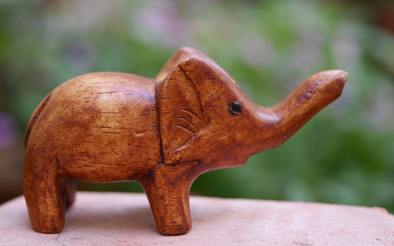 Holzelefant mit Rüssel Hoch Miniatur Schnitzerei Bild 1