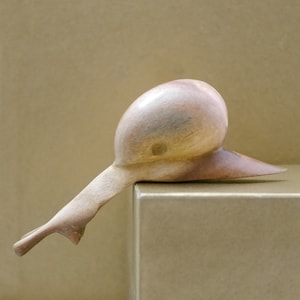 Preciosa figura decorativa de animal caracol de madera tallada a mano. Ideal como taburete decorativo en tu lugar favorito. imagen 3