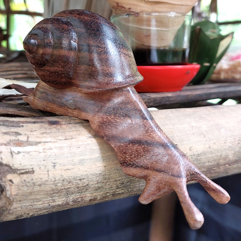 Preciosa figura decorativa de animal caracol de madera tallada a mano. Ideal como taburete decorativo en tu lugar favorito. imagen 4