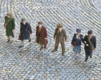 FG44 - 1940s Pedestrians (x6) - Unpainted- Model Railway Figure - N/TT/OO/O scale