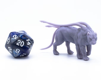 以下が含まれることがあります： 紫色の3Dプリントされたミニチュアは、猫のような体と長く細い付属肢を持つ生き物を表しています。生き物は白い表面に立っています。手前に青と黒の20面ダイスがあります。