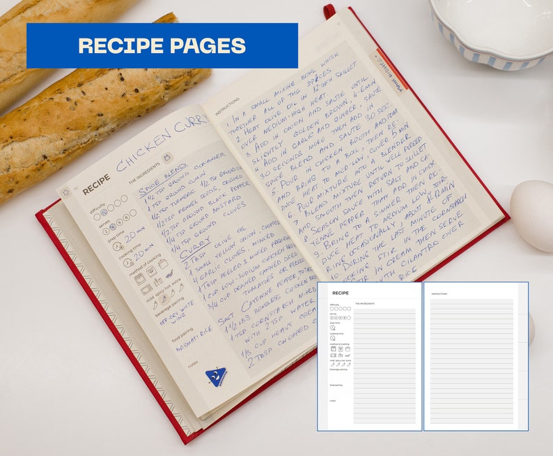 Puede incluir: Un libro de recetas abierto con una cubierta roja y p&aacute;ginas blancas. El libro est&aacute; abierto en una p&aacute;gina con una receta de pollo al curry escrita a mano. La receta incluye una lista de ingredientes e instrucciones. El libro est&aacute; sobre una mesa con una barra de pan y un huevo.