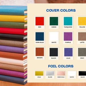 Puede incluir: Una pila de cuadernos con cubiertas de diferentes colores, incluyendo rojo, verde, turquesa, amarillo, azul oscuro, blanco, morado, latte, marr&oacute;n, negro, lila y gris. El texto "COVER COLORS" est&aacute; por encima de las muestras de color. Debajo de la pila de cuadernos, el texto "FOIL COLORS" con muestras de color para oro, plata, oro rosa, blanco y negro.