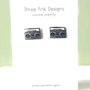 Pendientes pequeños y adorables con forma de radiocasete retro de los 80, pendientes retro, pendientes musicales, joyería de los 80, pendientes de estilo retro, pendientes originales