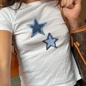 ブルーデニムスターベビーTシャツ、レディースY2KフィットTシャツ、デニムスタープリントグラフィックTシャツ、ユニークなシャツ、クールなトップス、彼女へのギフト、レトロヴィンテージ