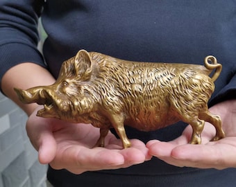 BIPの木の削りくずから作られた、イノシシと木の置物を持った