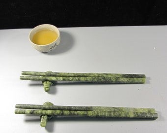 2 Paar Hand geschnitzte natürliche grüne Jade Stäbchen mit zwei niedlichen Schildkröte Fisch Dragon Rest Halter, Jadeit Fine Dining Nephrit Spinat