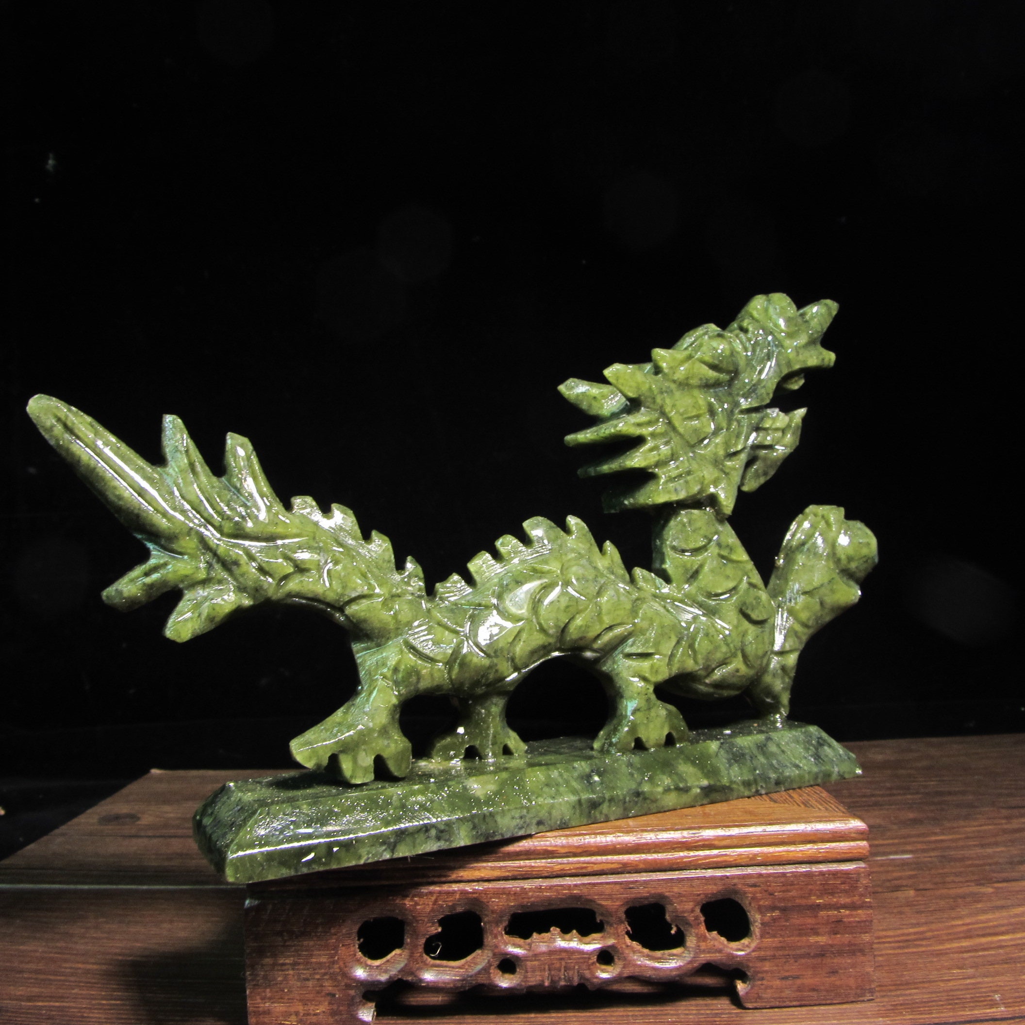 翡翠の龍彫り　12-97 天然グリーン翡翠龍像（ホルダー付き）、風水フィギュア彫刻、手彫り