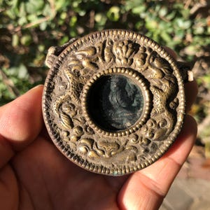 Estatua de Buda de bronce antiguo de Nepal, amuleto Ghau portátil cubierto de CUERO DE YAK, santuario portátil vintage, figura de altar budista Amida