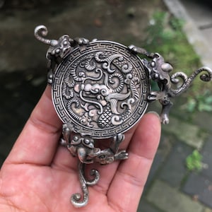 ヴィンテージ アンティーク 絶妙な白銅製キャンドルホルダー アジアンアート コレクターアイテム、3匹の龍のスタンド 銅製龍模様のティーポット蓋スタンド M224