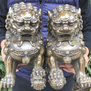 13 kg Énorme paire de statues antiques VTG Temple Foo Dog Lions, Palais en laiton Feng shui Mal Foo Dog Lions gardiens Pékin lion protection bête