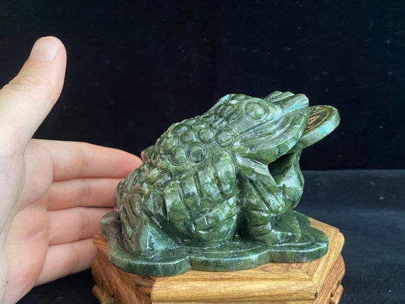 工芸品 Pixiu w/ Bok Choy & Money Frog Carving Green Jade Money Frog, Carved Feng Shui Fortune Toad Sculpture - Etsy