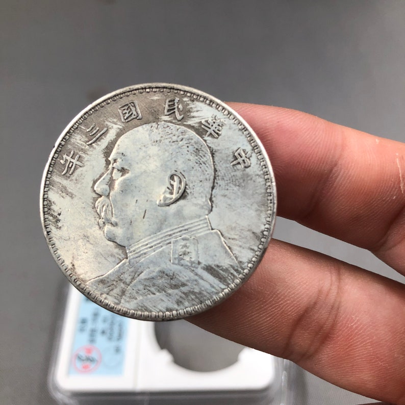 Moneda China De La Fortuna Del Dios De La Riqueza – Hierro Galvanizado Con Hilo Rojo, 40 Mm X 3 Mm