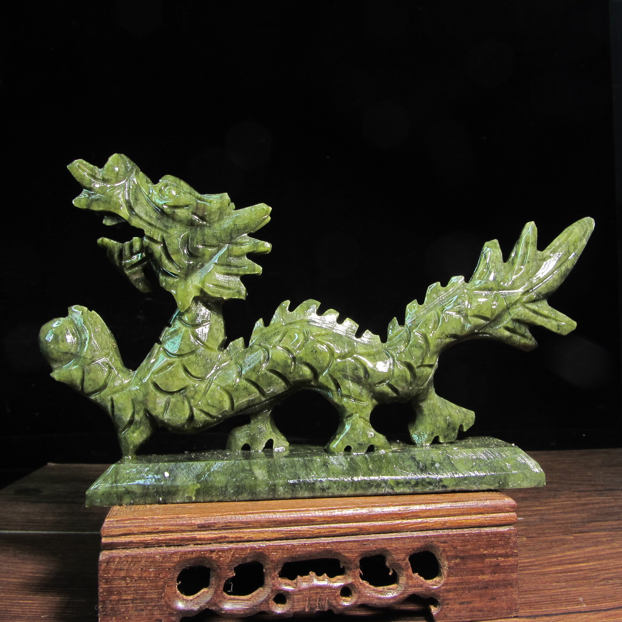 天然グリーン翡翠龍像（ホルダー付き）、風水フィギュア彫刻、手彫り