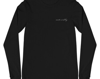 Könnte beinhalten: Schwarzes Langarmshirt mit dem Text "made worthy" in weißen Buchstaben.