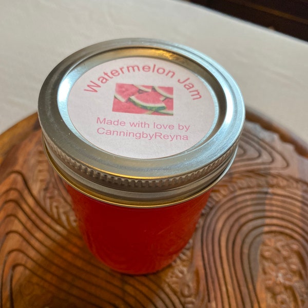 Confiture de pastèque maison ! Préparée avec des pastèques fraîches sans pépins. Délicieuse sur des biscuits et des toasts !