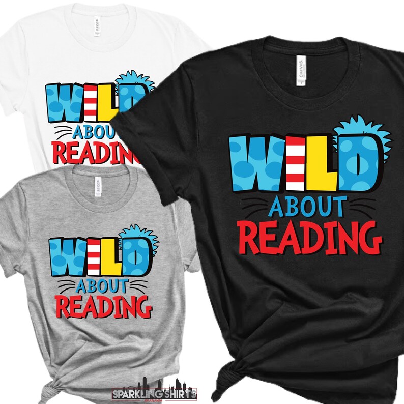 Pu&ograve; includere: Tre magliette in bianco, grigio e nero, ognuna con la scritta "WILD ABOUT READING" in un carattere colorato e giocoso. La parola "WILD" &egrave; blu con dettagli gialli, e la parola "READING" &egrave; rossa.