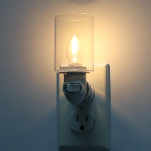 Lámpara de noche moderna con enchufe, pantalla de vidrio transparente, bombilla LED reemplazable de 0,5 W e interruptor de encendido y apagado
