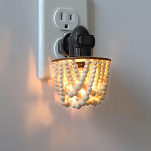 Lámpara de noche Boho con enchufe, pantalla de cuentas de madera, bombilla LED reemplazable de 0,5 W e interruptor de encendido y apagado.