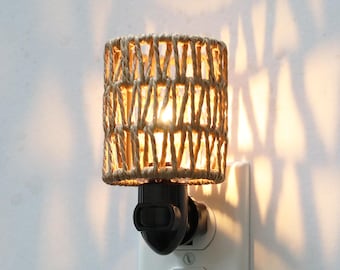 Lámpara de noche Boho con enchufe, pantalla de ratán, bombilla LED reemplazable de 0,5 W e interruptor de encendido y apagado.