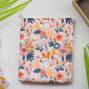 Protège-livre fleuri avec fermeture éclair | Pochette fleurie pour Kindle | Cadeau pour amoureux des livres | Cadeau pour elle | Cadeau pour les moins de 20 ans | Cadeau pour maman