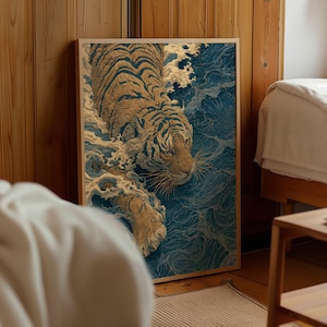Könnte beinhalten: Ein rechteckiger Wandkunstdruck mit einer detaillierten Illustration eines Tigers, der sich durch wirbelndes blaues und weißes Wasser bewegt. Der Tiger hat beiges Fell mit dunklen Streifen und ist in einer dynamischen Pose dargestellt.