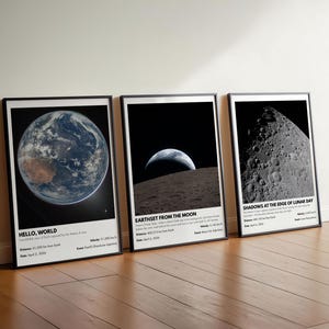 Peut inclure: Trois impressions d'art encadrées présentant des images célestes. La première montre la Terre, la seconde le lever de la Terre depuis la Lune, et la troisième, les ombres au bord du jour lunaire. Chaque impression a un cadre noir et du texte blanc en bas.
