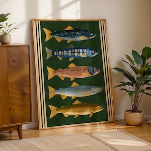 Puede incluir: Una pieza de arte mural rectangular enmarcada con un fondo verde oscuro y cinco ilustraciones de peces distintas dispuestas verticalmente. Los peces están representados en varios colores, incluyendo azul, marrón y dorado.