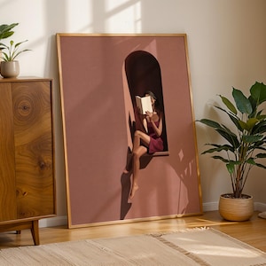 Könnte beinhalten: Ein großes, rechteckiges Wandbild mit Rahmen, das einen altrosa Hintergrund mit einem zentralen Bogenausschnitt zeigt. Innerhalb des Bogens sitzt eine Figur und liest ein offenes Buch. Das Kunstwerk ist in einem flachen, matten Stil gehalten.