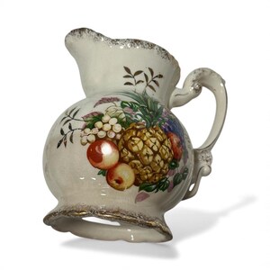 Lipper och Mann-kanna med ananasmotiv, 15 cm hög, begagnat skick.