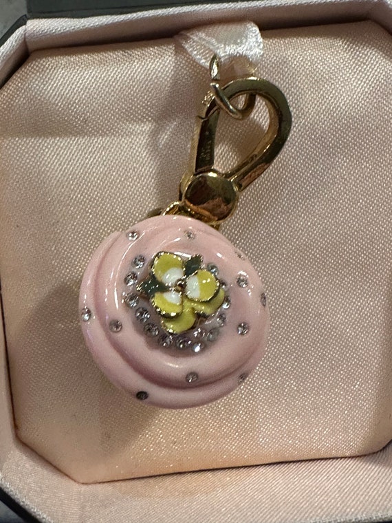 NIB “cupcake” Charm Juicy Couture Light pink Opens