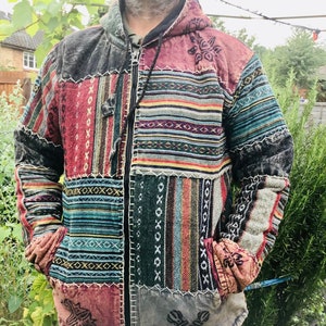 Può includere: Una giacca patchwork multicolore con chiusura a zip e cappuccio. La giacca è realizzata con una varietà di tessuti, tra cui cotone e lino. La giacca ha una vestibilità rilassata ed è perfetta per essere stratificata.