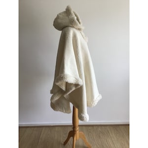 Original Poncho from Ecuador, Women&#39;s, Natural color,  SHEEP, wool ,hooded, Han woven in South America, cape, coat, Jacket, Fair trade