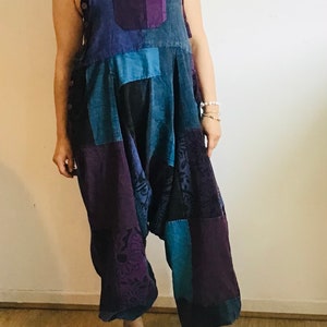 Może przedstawiać: Komplet w stylu patchwork w odcieniach niebieskiego i fioletowego. Komplet ma luźny, swobodny krój i jest wykonany z różnych materiałów.