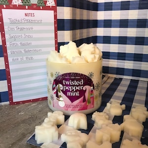 Puede incluir: Una vela "Twisted Peppermint" de Bath & Body Works con ceras perfumadas blancas con forma de muñecos de nieve y otras figuras navideñas. Una libreta enumera las notas de la fragancia: Cool Peppermint, Sugared Snow, Fresh Balsam, Vanilla Buttercream y Hint of Musk.