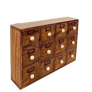 Houten opbergers met meerdere lades 9/12 met keramische knopgrepen, inzetstuk naamplaatje.