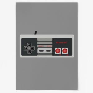 Peut inclure: Une manette de jeu Nintendo Entertainment System grise et noire avec des boutons rouges. La manette possède un pavé directionnel, deux boutons étiquetés "A" et "B", et deux boutons étiquetés "Start" et "Select".